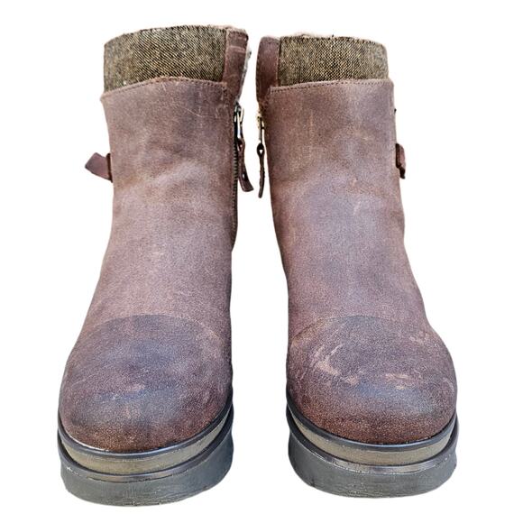 Brown Wedge Boots OTBT Descend Size 10 Distressed Leather Zip Buckle Fuzzy Lined - Picture 2 of 14